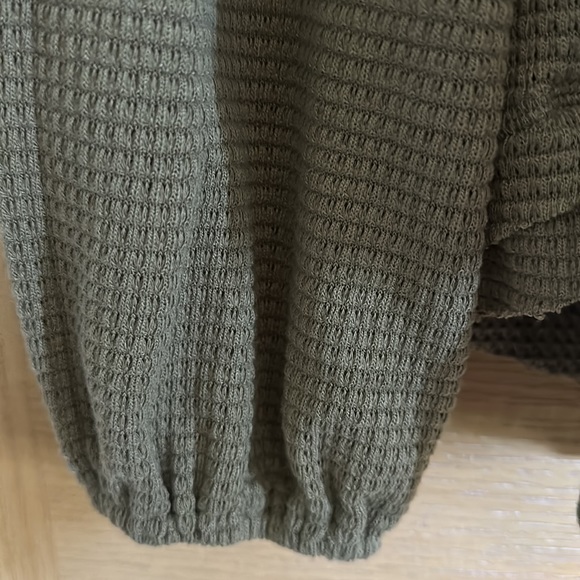 Boutique khaki green waffle knit distressed top nwt - Picture 3 of 3